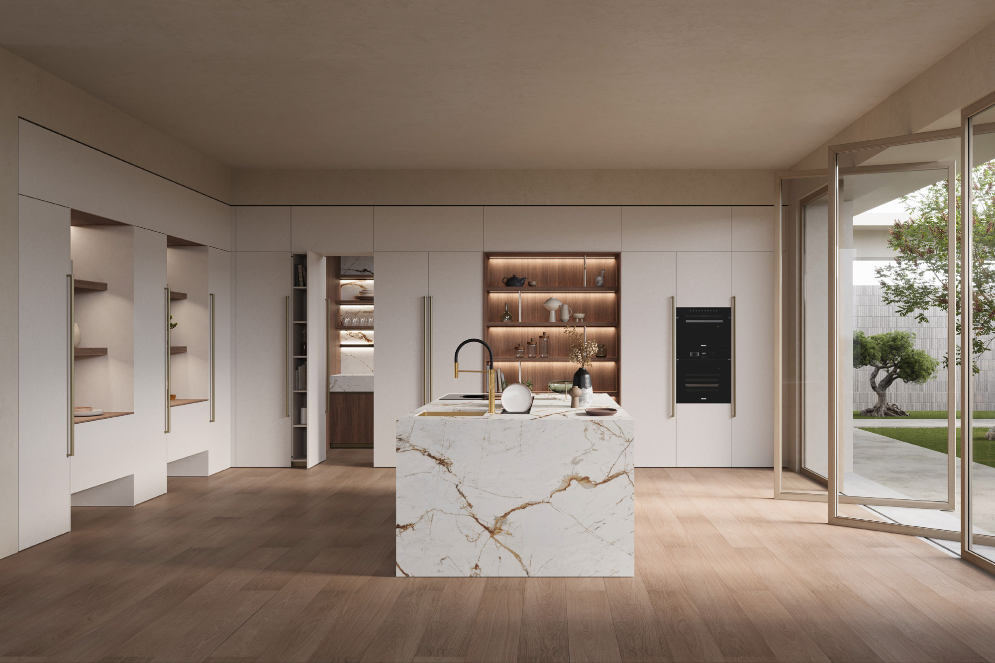 Cucina Zecchinon in stile Japandi con isola in finitura effetto marmo bianco venato, illuminazione integrata e porta passante verso la dispensa. Design minimalista con mobili a scomparsa, dettagli in ottone e ampie vetrate aperte sul giardino.