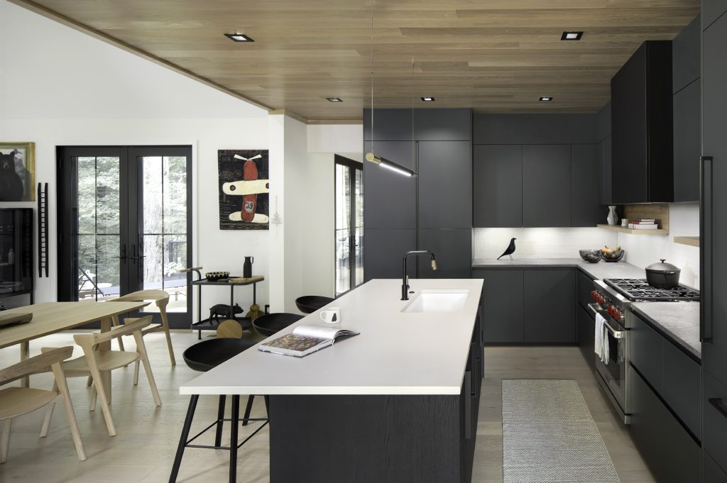 Design cucina italiana Zecchinon con penisola bianca e zona cottura attrezzata, realizzata da Archisesto in un contesto residenziale a Chicago
